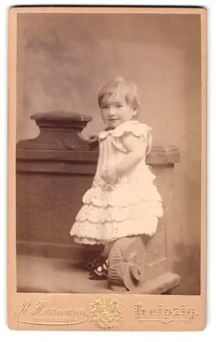 Fotografie R. Herrmann, Leipzig, Wintergartenstr. 9, Portrait blondes kleines Mädchen im gerüschten Kleidchen