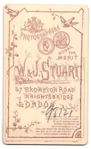 Fotografie W. & J. Stuart, London, 47 Brompton Road, Portrait charmanter junger Mann mit Hut im Anzug