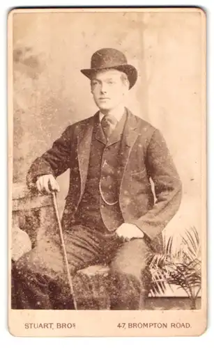 Fotografie W. & J. Stuart, London, 47 Brompton Road, Portrait junger Mann mit Hut und Gehstock