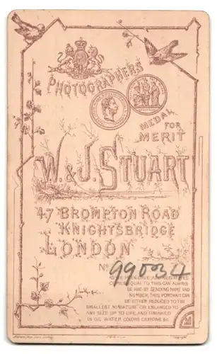 Fotografie W. & J. Stuart, London, 47 Brompton Road, Portrait junger Mann mit Hut und Gehstock