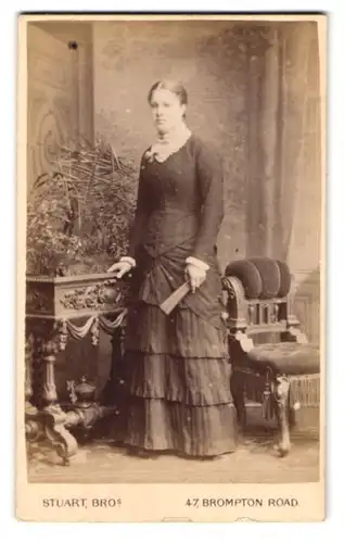 Fotografie W. & J. Stuart, London, 47 Brompton Road, Portrait schönes Fräulein im prachtvollen Kleid
