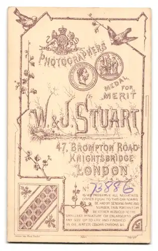 Fotografie W. & J. Stuart, London, 47 Brompton Road, Portrait schönes Fräulein im prachtvollen Kleid