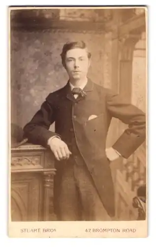 Fotografie W. & J. Stuart, London, 47 Brompton Road, Portrait charmanter junger Mann im Jackett