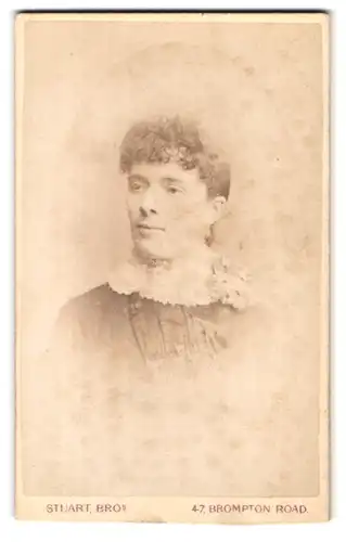 Fotografie W. & J. Stuart, London, 47 Brompton Road, Portrait schönes Fräulein mit lockigem Haar