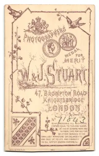 Fotografie W. & J. Stuart, London, 47 Brompton Road, Portrait schönes Fräulein mit lockigem Haar