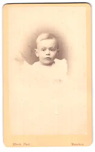 Fotografie J. Albert, München, Portrait blonder kleiner Junge im weissen Hemdchen