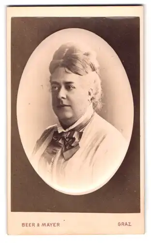 Fotografie Beer & Mayer, Graz, Beethovenstr. 21, Portrait elegant gekleidete Dame mit hochgestecktem Haar