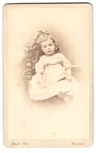 Fotografie J. Albert, München, Portrait süsses kleines Mädchen mit lockigem Haar