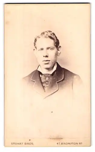 Fotografie Stuart Bros., London, 47 Brompton Road, Portrait junger Mann in Krawatte und Jackett