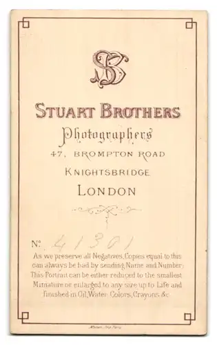 Fotografie Stuart Bros., London, 47 Brompton Road, Portrait schönes Fräulein mit elegantem Ohrschmuck