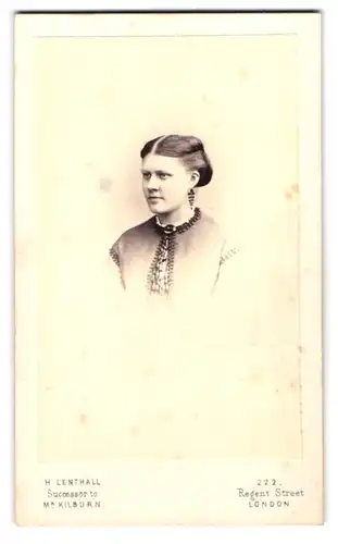 Fotografie H. Lenthall, London, 222 Regent Street, Portrait hübsche Dame mit Ohr- und Halsschmuck