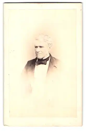 Fotografie H. Lenthall, London, 222 Regent Street, Portrait betagter Herr mit grauem Haar im Anzug