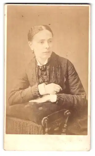 Fotografie H. W. Bird & Co., London, 16 & 17 Poulry, Portrait schönes Fräulein in gerüschter Bluse