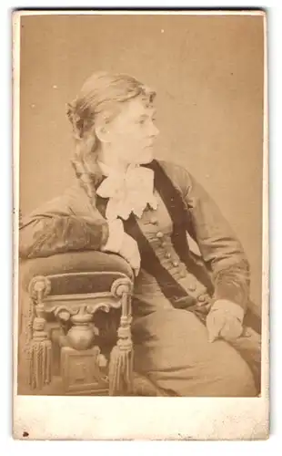 Fotografie H. W. Bird & Co., London, 16 & 17 Poultry, Portrait elegant gekleidetes Fräulein im Kleid