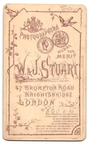 Fotografie Stuart Bros., London, 47 Brompton Road, Portrait schönes Mädchen an einem Geländer stehend