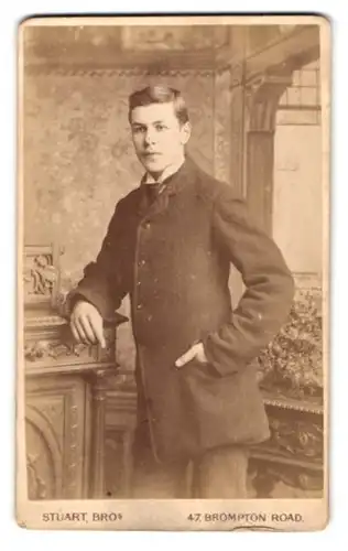 Fotografie Stuart Bros., London, 47 Brompton Road, Portrait junger Mann im eleganten Anzug