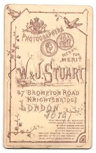 Fotografie Stuart Bros., London, 47 Brompton Road, Portrait junger Mann im eleganten Anzug