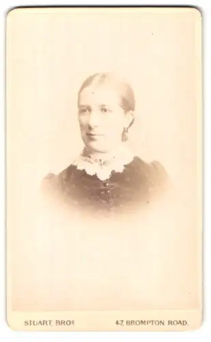 Fotografie Stuart Bros., London, 47 Brompton Road, Portrait hübsche Dame mot Ohr- und Halsschmuck