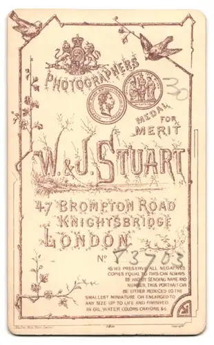 Fotografie Stuart Bros., London, 47 Brompton Road, Portrait einer elegant gekleideten junge Frau mit Hut