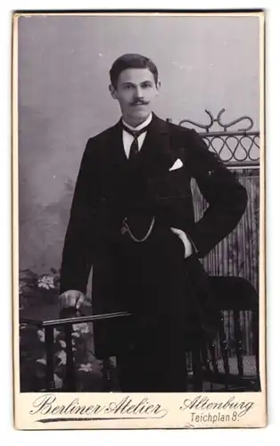 Fotografie Berliner Atelier, Altenburg, Teichplan 8, Portrait junger Mann mit Schnurrbart im Anzug
