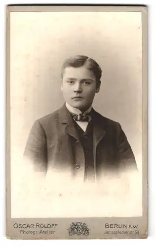 Fotografie Oscar Roloff, Berlin, Jerusalemerstr. 59, Portrait hübscher Bube in Fliege und Jackett