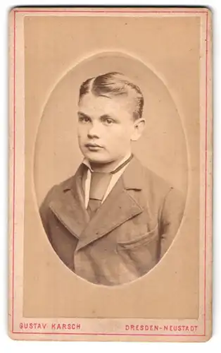 Fotografie Gustav Karsch, Dresden-Neustadt, Grosse Meissnerstr. 9, Portrait niedlicher Bube mit Krawatte im Jackett