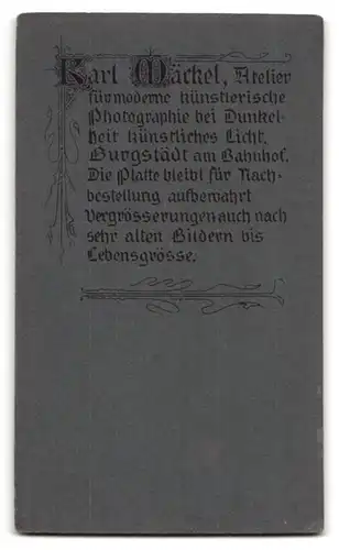 Fotografie Karl Häckel, Burgstädt, Portrait stattlicher junger Mann mit Fliege im Jackett