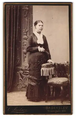 Fotografie C. Paulsen, Haderslev, Storegade 430, Portrait bildschönes Fräulein mit Fächer im hübschen Kleid