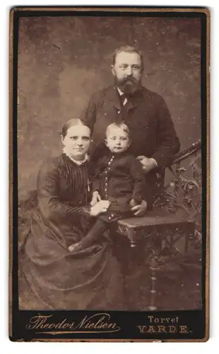 Fotografie Theodor Nielsen, Varde, Portrait eines elegant gekleideten Paares mit niedlichem Sohn