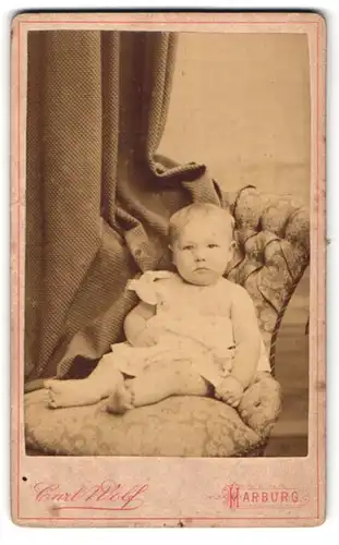 Fotografie Carl Wolf, Harburg, am Kriegerdenkmal, Portrait niedliches kleines Mädchen mit blondem Haar