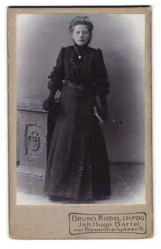 Fotografie Bruno Riedel, Leipzig, Rosenthalgasse 9, Portrait bildschönes Fräulein mit Buch im schwarzen Kleid