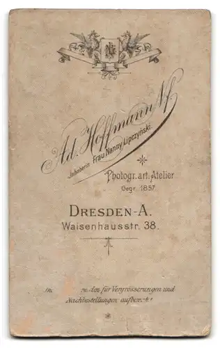 Fotografie Ad. Hoffmann, Dresden-A., Waisenhausstr. 38, Portrait blondes Mädchen mit Halskette im Kleid