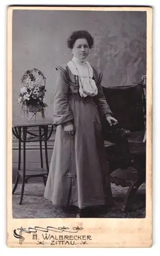 Fotografie H. Walbrecker, Zittau i. S., Theodor-Körner-Allee, Portrait dunkelhaarige junge Frau im eleganten Kleid