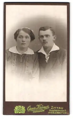 Fotografie Oscar Krämer, Zittau i. S., Hospitalstr. 2, Portrait eines elegant gekleideten jungen Paares