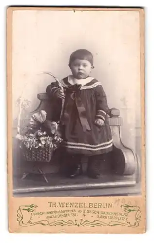 Fotografie Th. Wenzel, Berlin, Andreasstr. 28, Portrait niedliches kleines Mädchen mit Blumenkorb