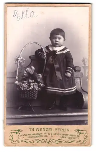 Fotografie Th. Wenzel, Berlin, Andreasstr. 28, Portrait niedliches kleines Mädchen mit Blumenkorb