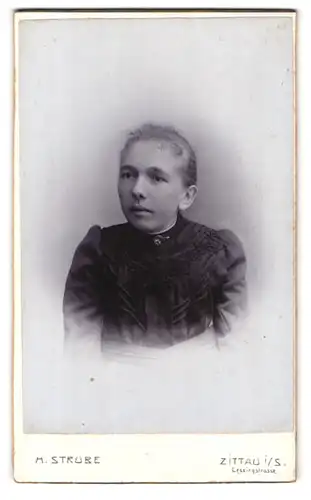 Fotografie H. Strube, Zittau i. S., Lessingstr., Portrait blondes Fräulein im bestickten Kleid