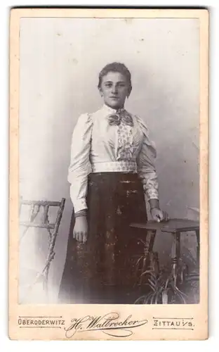 Fotografie H. Walbrecker, Zittau i. S., Theodor-Körner-Allee, Portrait bildschöne junge Frau in Bluse und Rock
