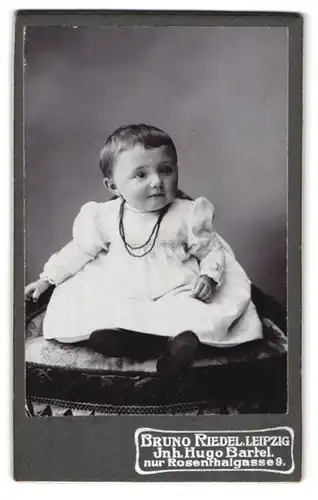 Fotografie Bruno Riedel, Leipzig, Rosenthalerstr. 9, Portrait bildschönes kleines Mädchen mit Halskette im Kleid