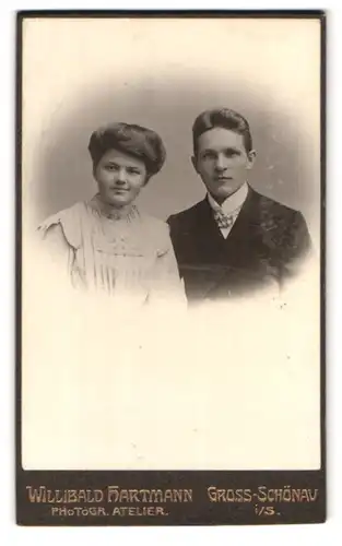 Fotografie Willibald Hartmann, Gross-Schönau i. S., Portrait eines elegant gekleideten jungen Paares