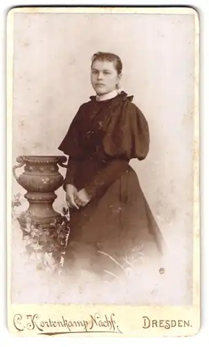 Fotografie C. Kortenkamp, Dresden, Annen-Str. 10, Portrait bildschönes Fräulein im gerüschten Kleid