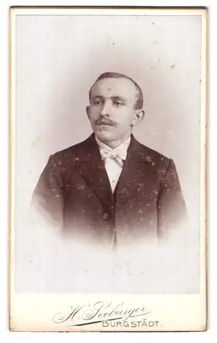 Fotografie H. Seeburger, Burgstädt, Portrait charmanter junger Mann mit Fliege im Jackett