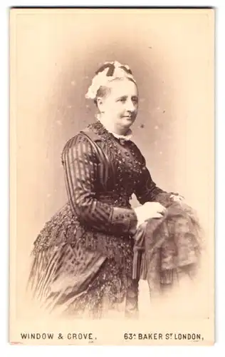 Fotografie Window & Grove, London, 63a Baker St., Portrait elegant gekleidete Dame im bestickten Kleid