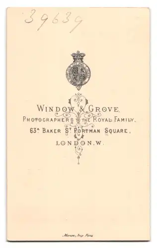 Fotografie Window & Grove, London, 63a Baker St., Portrait elegant gekleidete Dame im bestickten Kleid