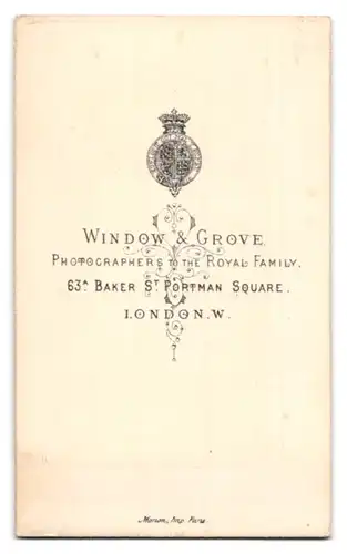 Fotografie Window & Grove, London, 63a Baker St., Portrait elegant gekleidete junge Frau im Rüschenkleid