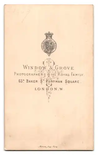 Fotografie Window & Grove, London, 63a Baker St., Portrait bildschöne Dame mit Rüschenkopfschmuck
