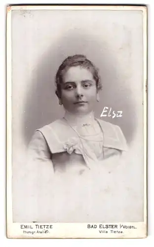 Fotografie Emil Tietze, Bad Elster i. V., Portrait bildschönes Fräulein in bestickter Bluse