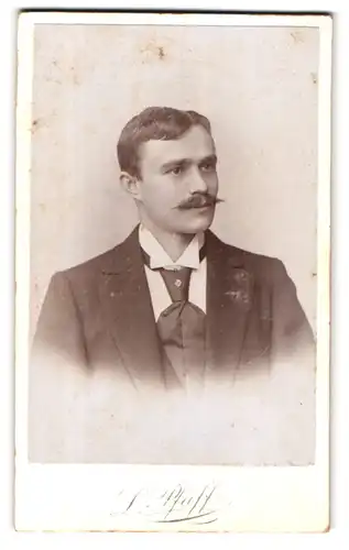 Fotografie L. Pfaff, Halle / Saale, Geiststr. 47, Portrait charmanter junger Mann mit Schnurrbart im Jackett