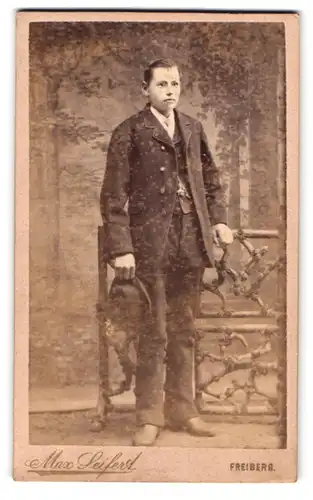 Fotografie Max Seifert, Freiberg, Neugasse, Portrait junger Mann mit Hut im Anzug