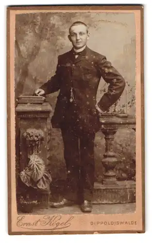 Fotografie Ernst Kögel, Dippoldiswalde, Dresdener Str.147, Portrait charmanter junger Mann im Anzug